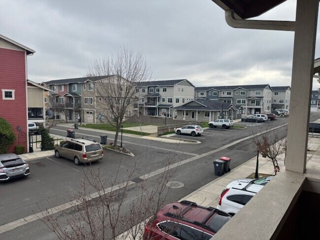 Building Photo - **SPECIAL** FIRST MONTH FREE W/ ONE YEAR LEASE/ 3 LEVEL CONDO W/ UPGRADES, GARAGE/ FENCED YARD