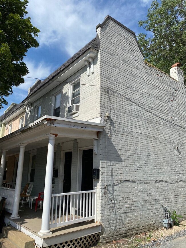 Building Photo - 14 S Plum St