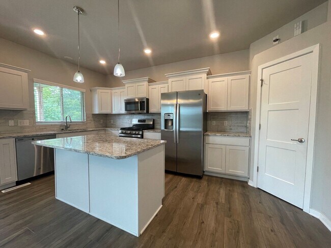 Building Photo - Large Home in Bellevue for Rent!