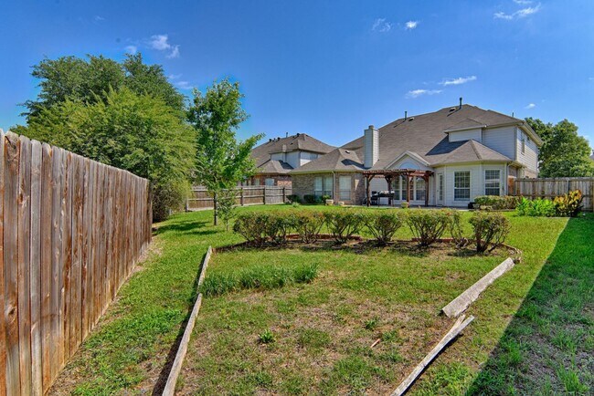 Building Photo - Large Mansfield High Home Centrally Located