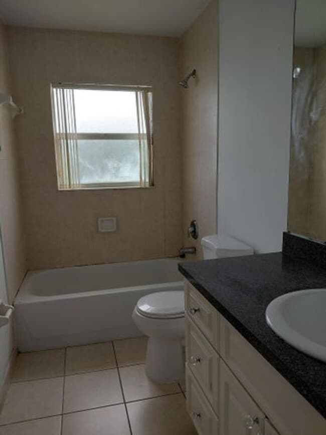 Building Photo - 647 Latona Ave