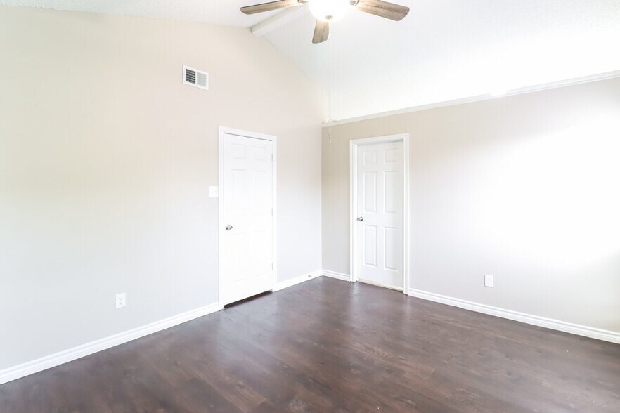Building Photo - 4612 Greenwich Dr