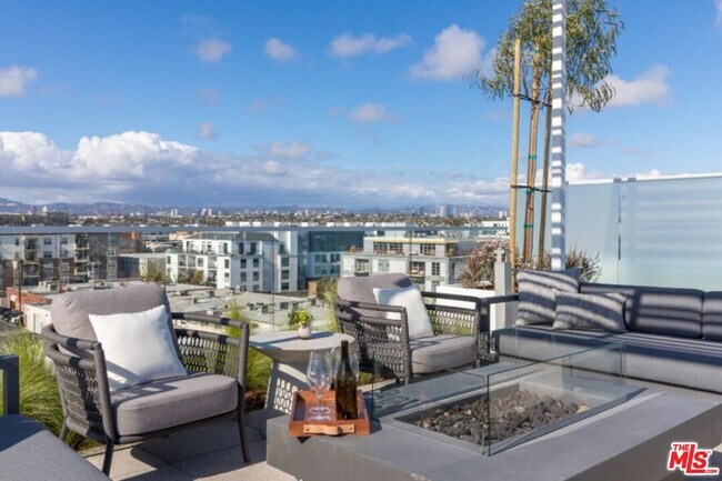 Building Photo - 4210 Del Rey Ave