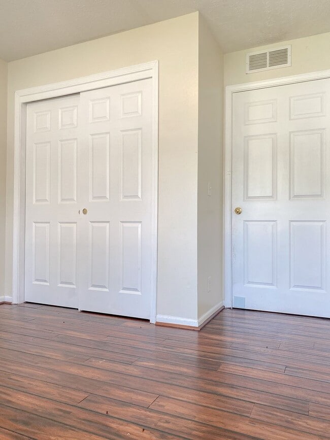Building Photo - Stunning 5 bedroom, 2 bathroom house!