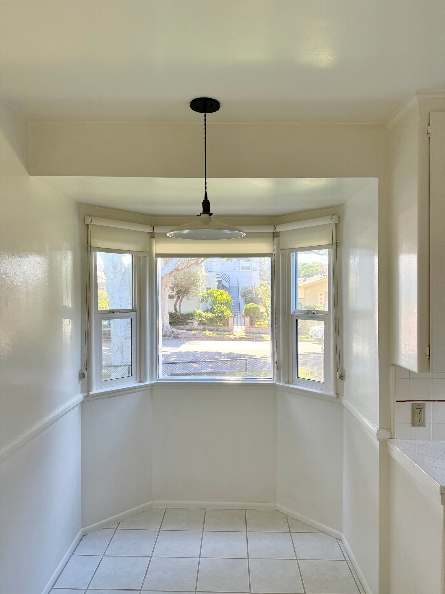 kitchen nook - 2401 Oak St