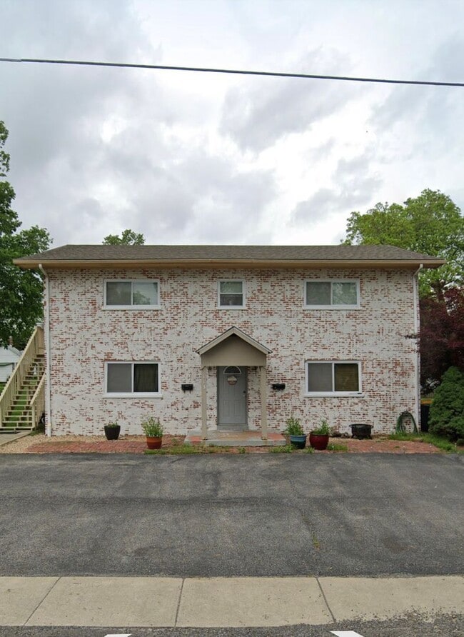 Primary Photo - 113 E Apple St