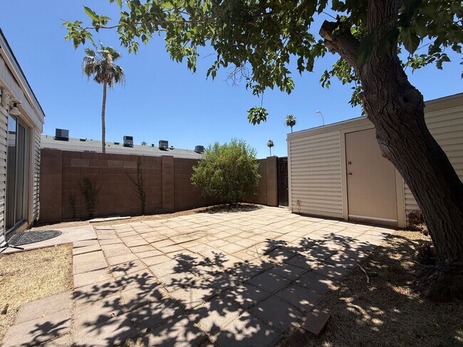 Building Photo - Tempe, Guadalupe and Rural, 2 bed 2 bath single story end unit