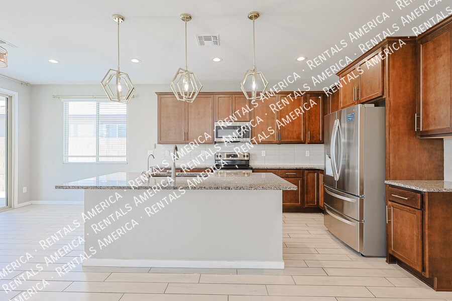 Building Photo - 15713 W Woodlands Ave