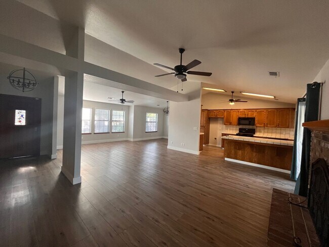 Building Photo - 540 N Peppertree St