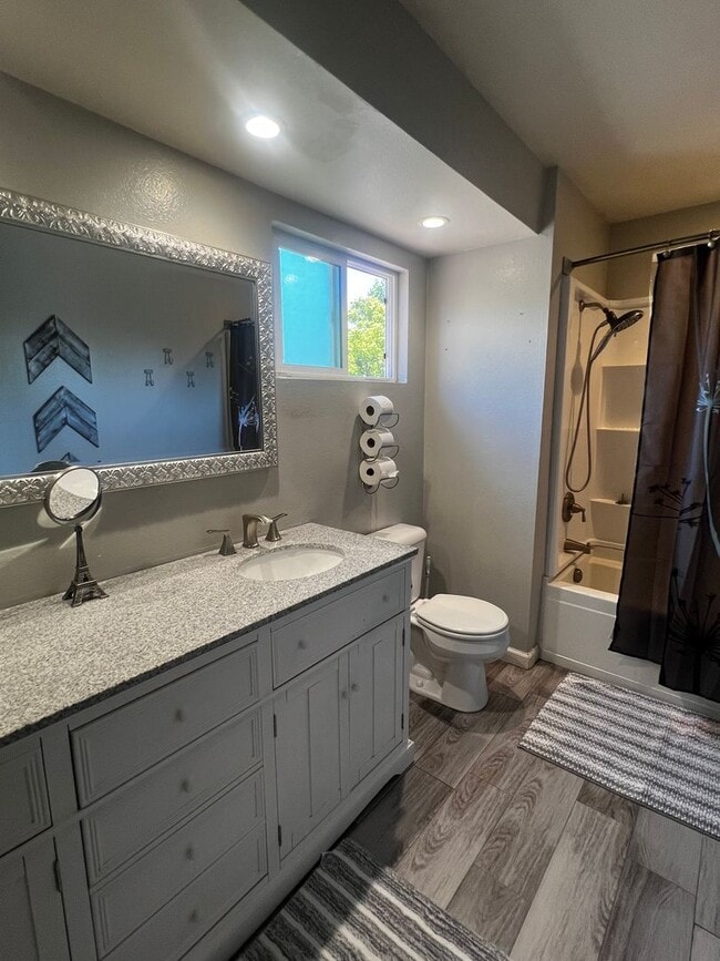 Building Photo - Modern 3 Bed / 2 Bath End Unit Home for Re...