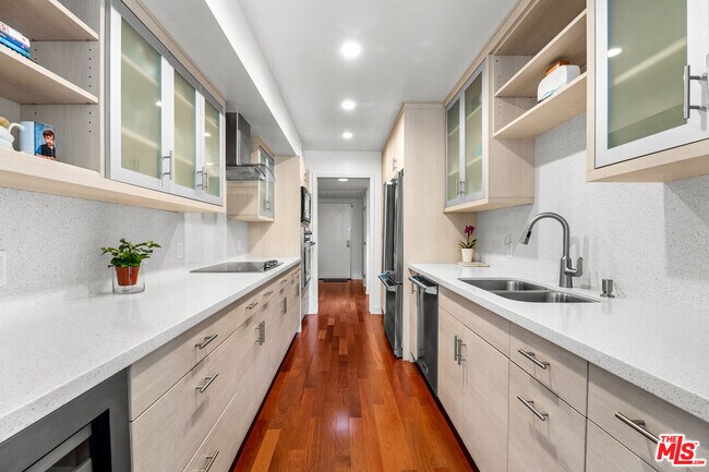 Building Photo - 851 Kings Rd