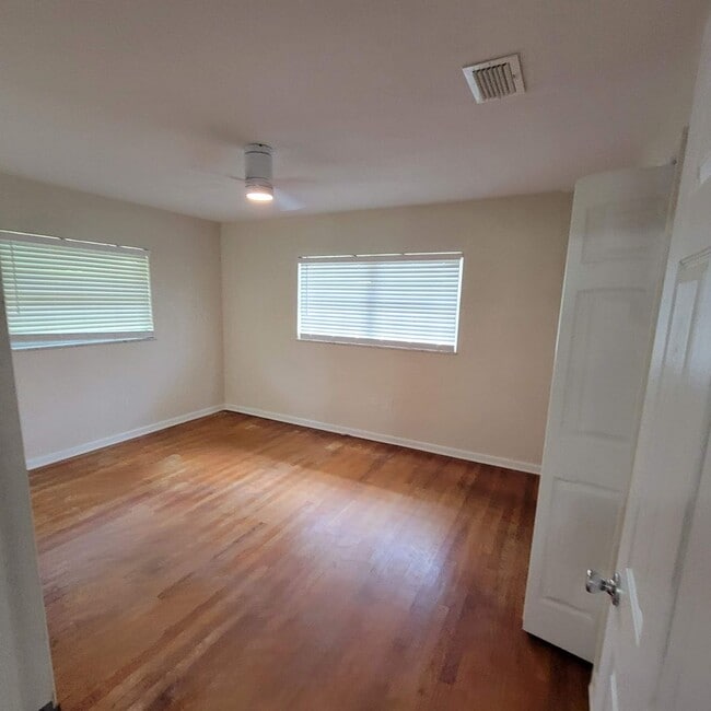 Building Photo - 3 bed, 2 bath 2 car carport