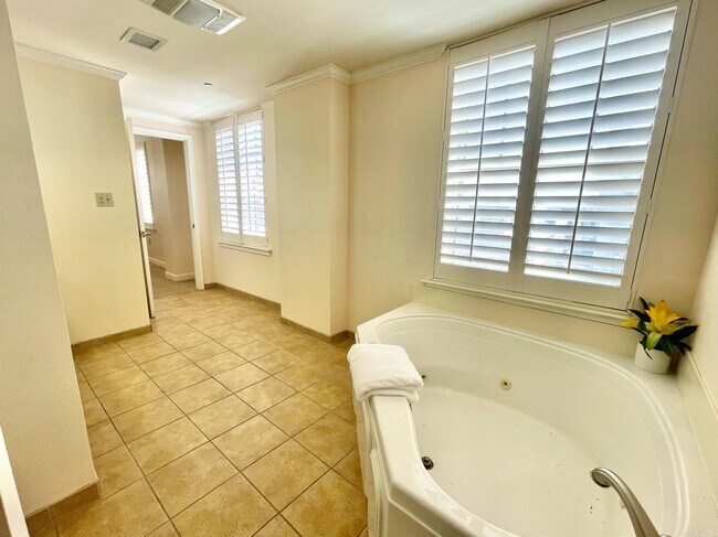 Building Photo - 523 S Louisiana St