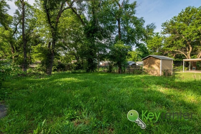 Building Photo - 2 WEEKS FREE!! Cute 3 bedroom house near s...