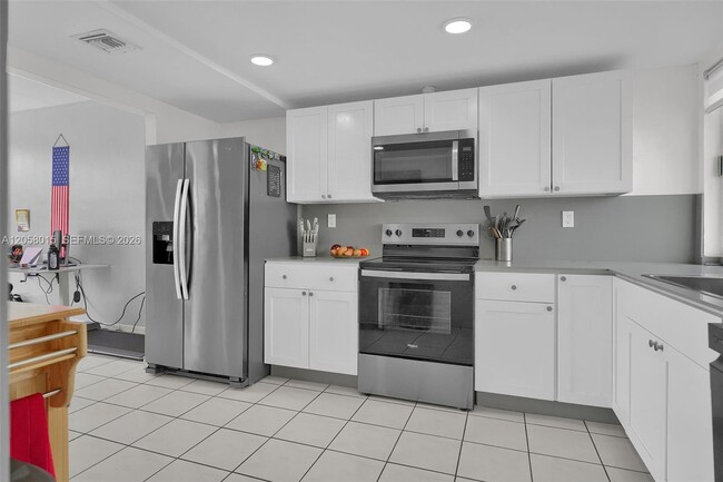 Building Photo - 9177 Fontainebleau Blvd
