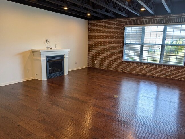Building Photo - AVAILABLE NOW! Luxurious and Modern 3-4 Bedroom / 3.5 Bath Townhome in the Twin Lakes Community!