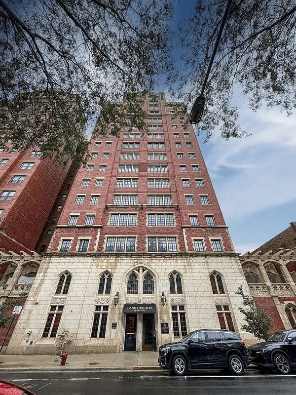 Building Photo - 2231 E 67th St