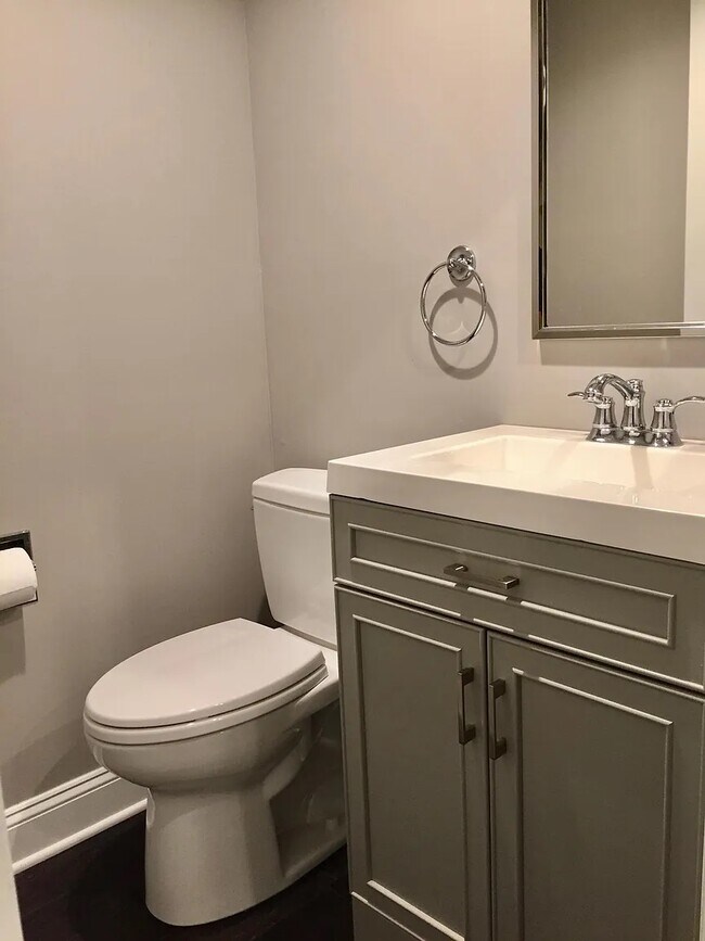 Powder room - 2051 Park Ave