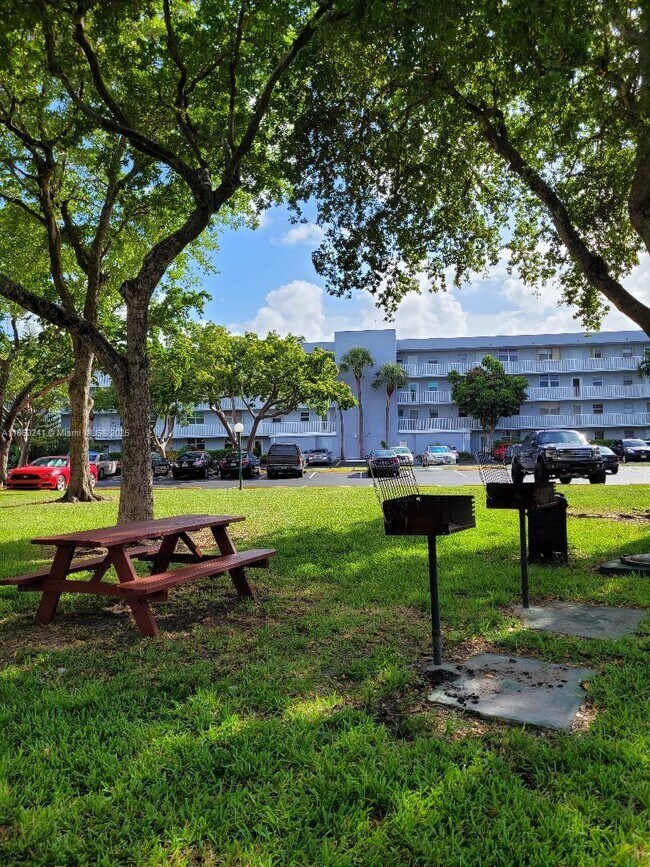 Building Photo - 120 Royal Pk Dr