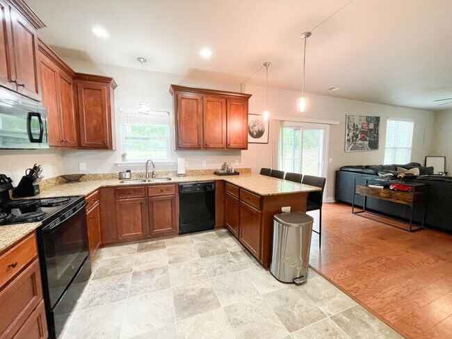 Building Photo - 10 Manzanita Ct