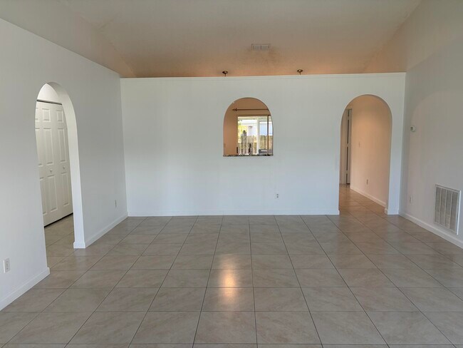 Building Photo - 1682 SW Glacador Ave