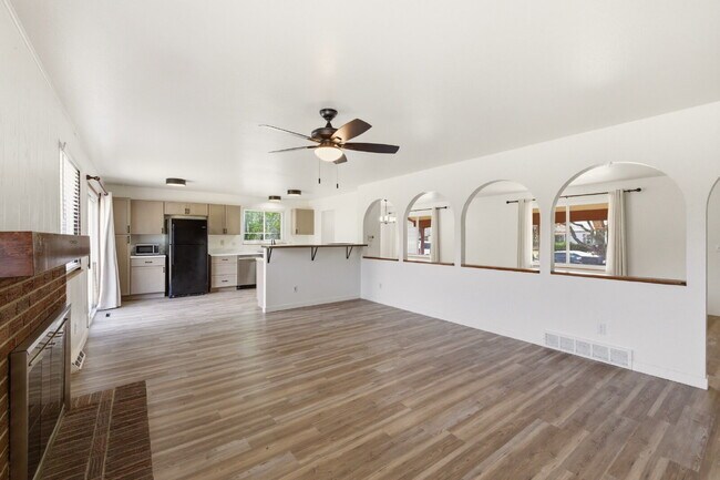 Building Photo - Huge Backyard - Remodeled 3 Bedroom 1.5 Bath Ready ASAP!