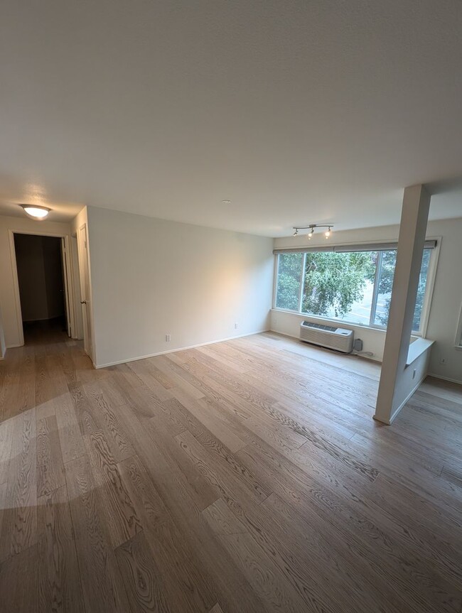 Building Photo - Capitol Hill Condo Available in June - Two Bedroom, High Floor Unit w/ A/C