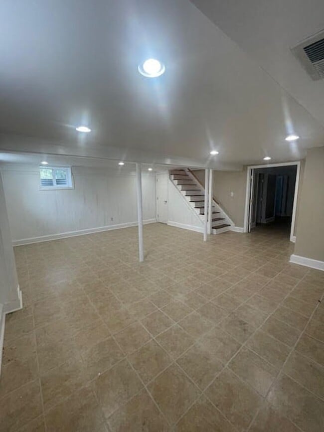 Building Photo - Three Bed Room Two Bath Single-Family Home