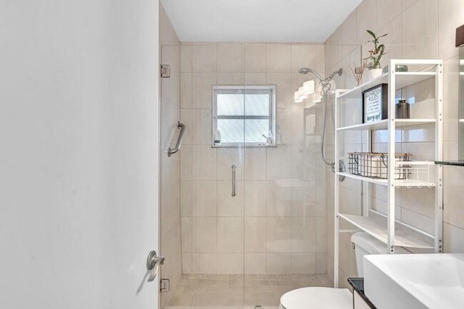 Building Photo - Beautiful 3-Bedroom, 2-Bath Villa with Lak...