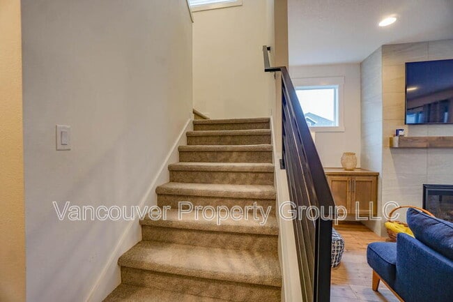 Building Photo - 737 SE 38th St