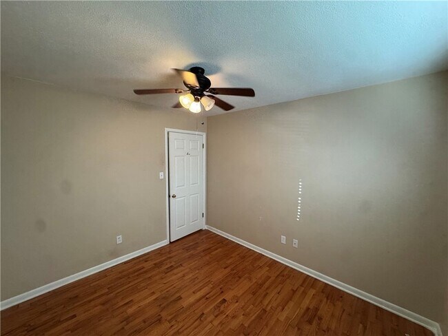 Building Photo - 718 E Debra Dr