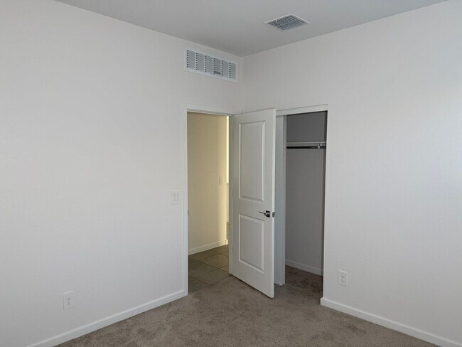 Building Photo - 2462 E Alonso Dr