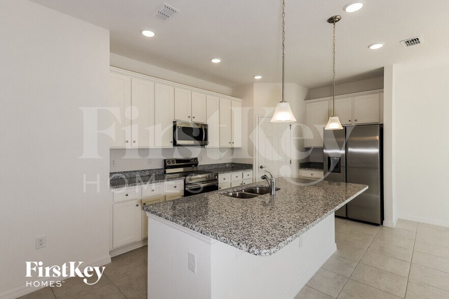 Building Photo - 422 Reina Wy