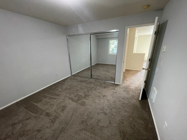 Building Photo - Warm and Cozy 2 bedroom Condo for Rent in ...