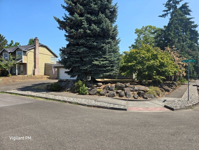 Building Photo - Amazing 3 bedroom home