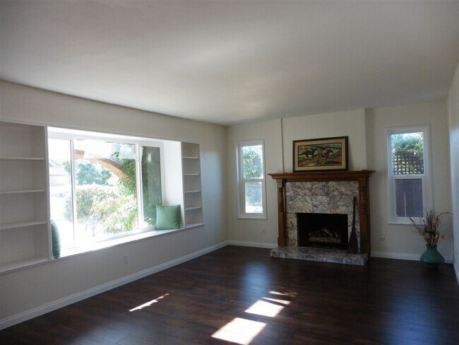 Building Photo - Beautiful 4-Bedroom Home with Central AC and Solar! MUST SEE!!!