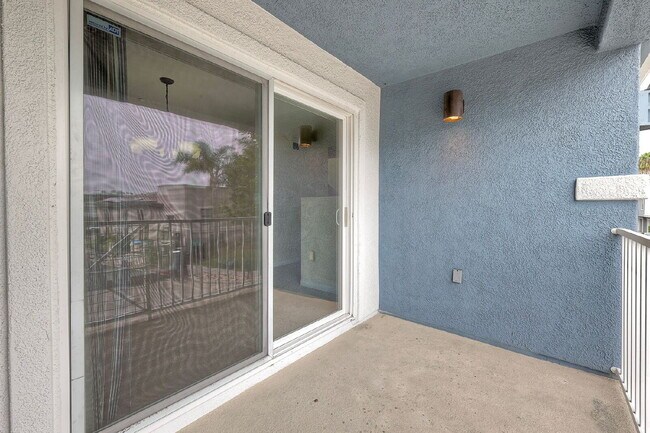 Building Photo - Spacious 2BR/2.5BA Townhome in the desirab...