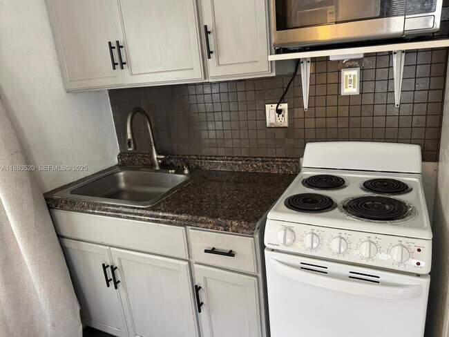 Building Photo - 1101 NE 14th Ave