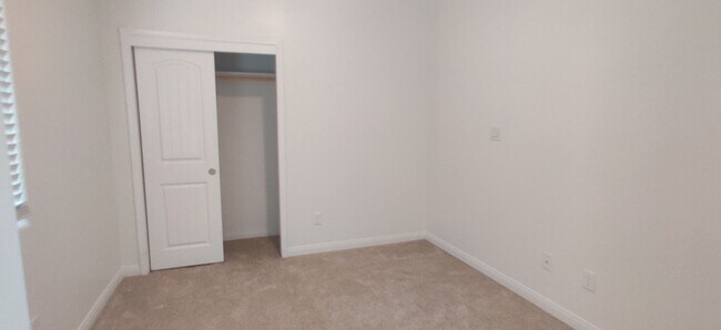 Building Photo - 4 Bed 2 Bath Home in NE Bakersfield!