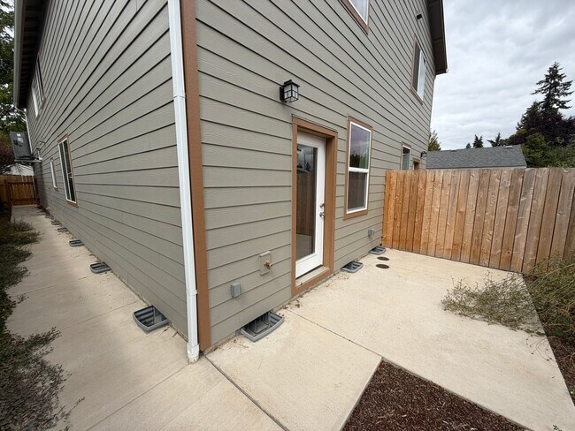 Building Photo - 441 SE Denver St