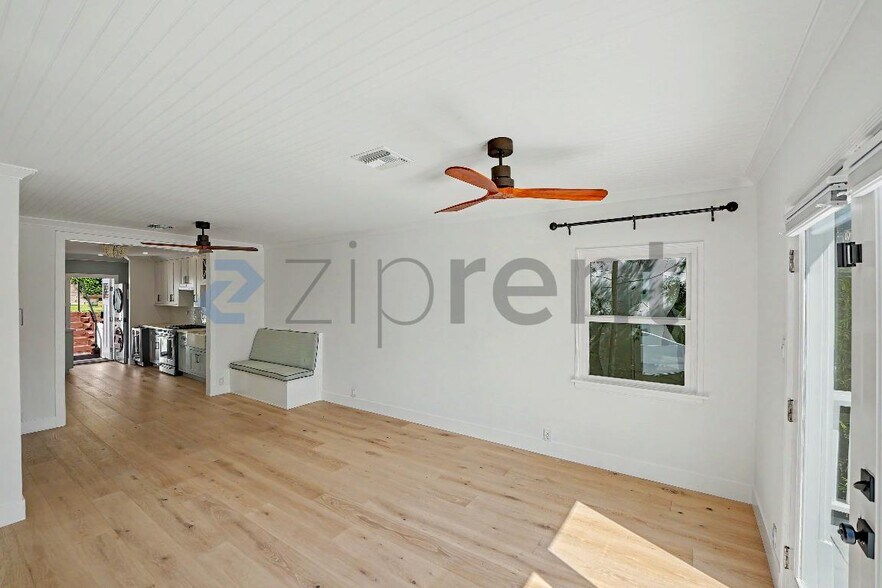 Building Photo - Unit