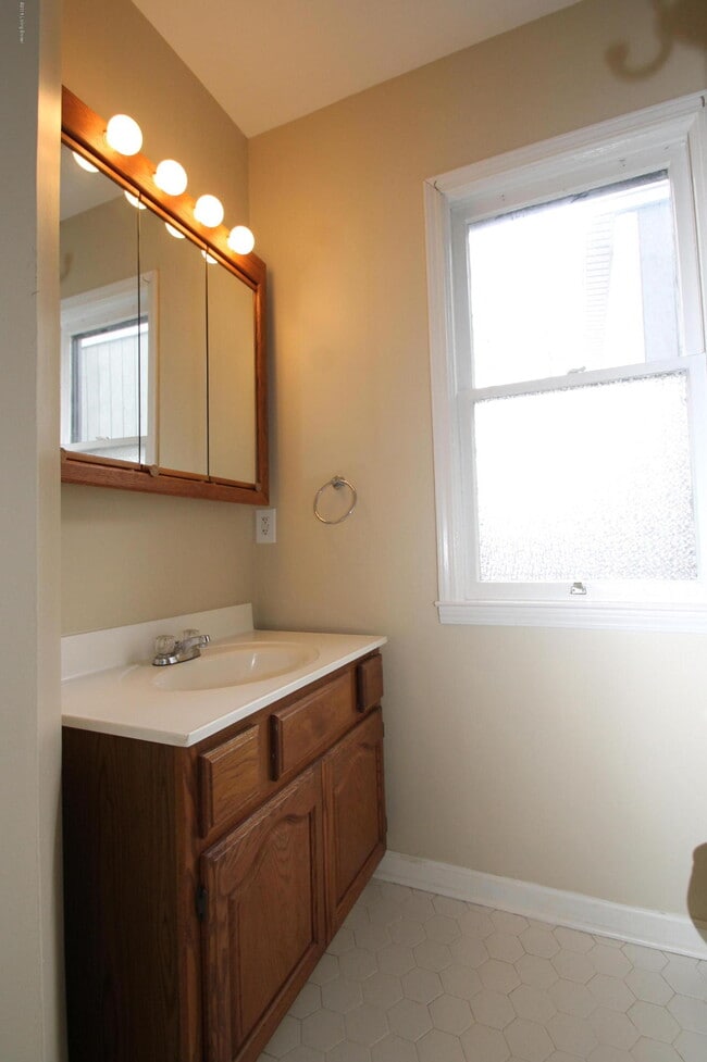 Building Photo - 2914 Frankfort Ave