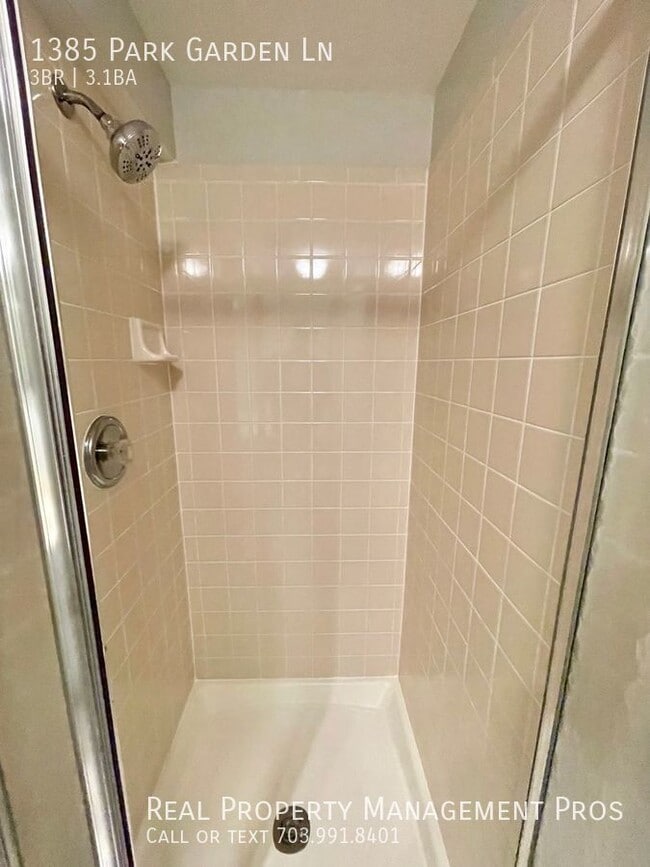 Building Photo - 1385 Park Garden Ln