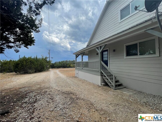 Building Photo - 542 Lonesome-