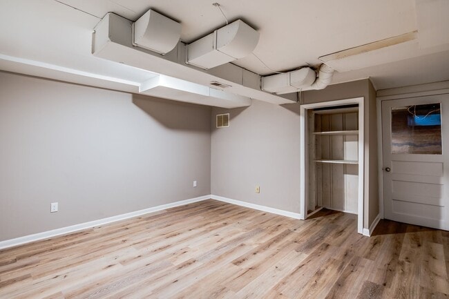 Building Photo - Charming Southeast 3 Bedroom, 1 Bathroom with bonus room