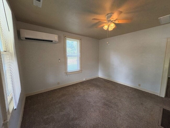 Building Photo - Charming 2 Bedroom Home