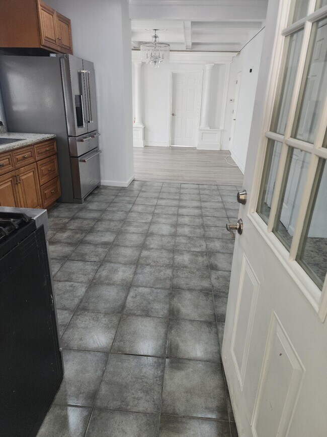 Building Photo - 703 Schuyler Ave