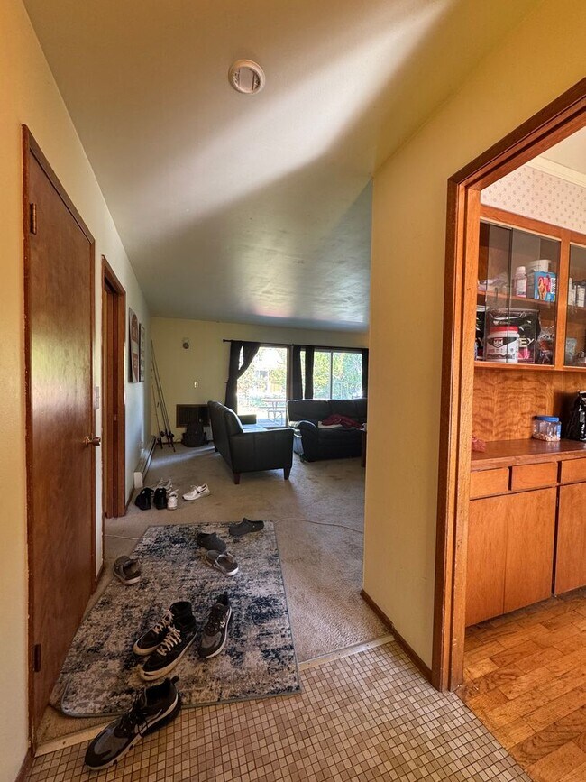 Building Photo - Spacious 5 Bedroom Rental by Park