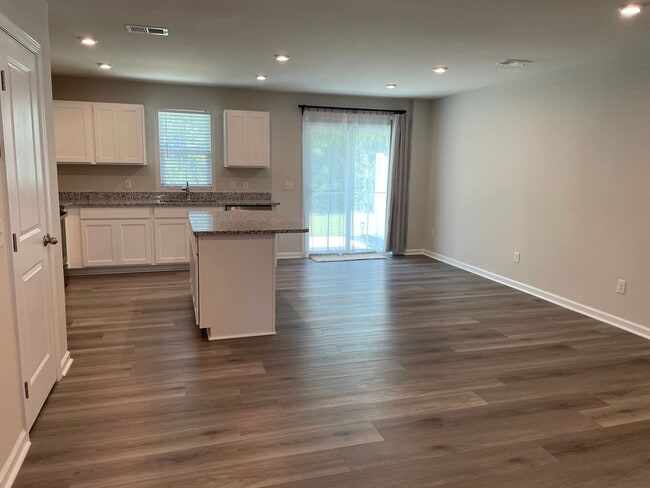 Building Photo - B1644