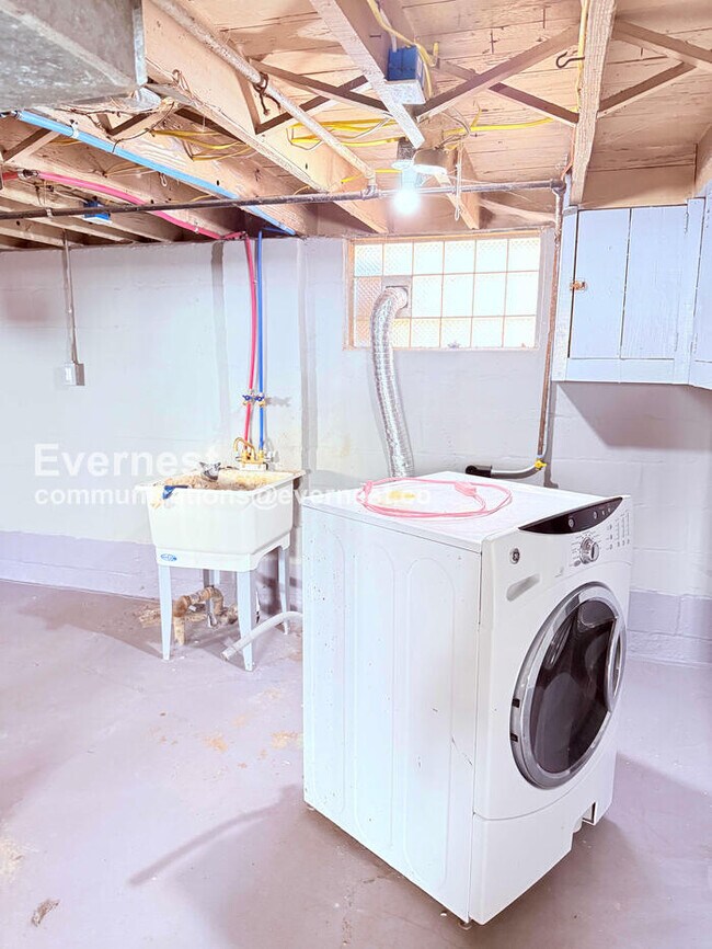 Building Photo - 2 Bed/1 Bath Home with Off-Street Parking / Vouchers Accepted / Available Now!